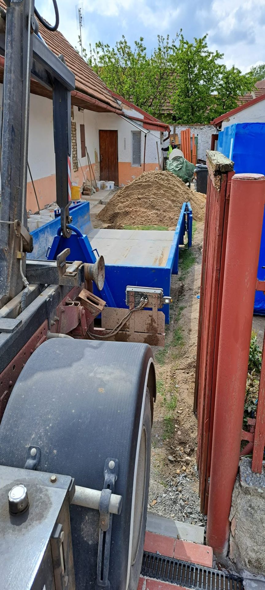Návoz písku kontejnerem na úzký dvůr