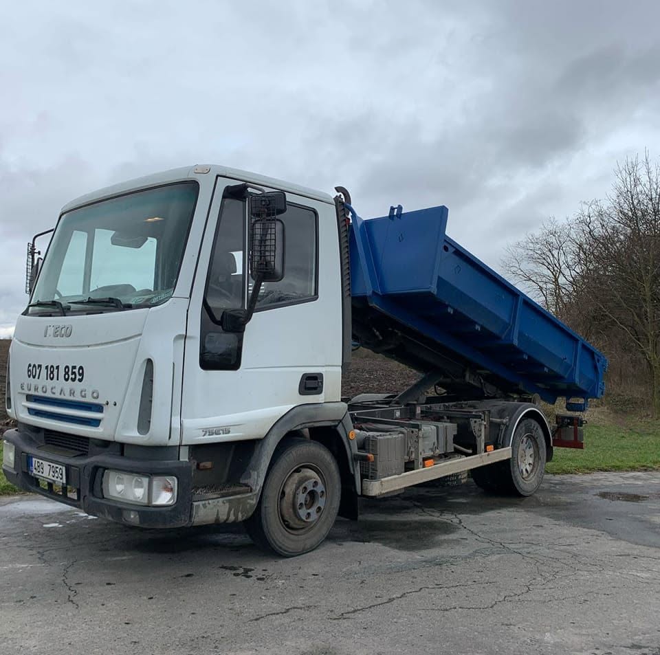 Iveco Eurocargo se zvednutou sklápěcí korbou